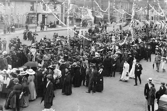 The crowd attending the ox roasting for George V Coronation