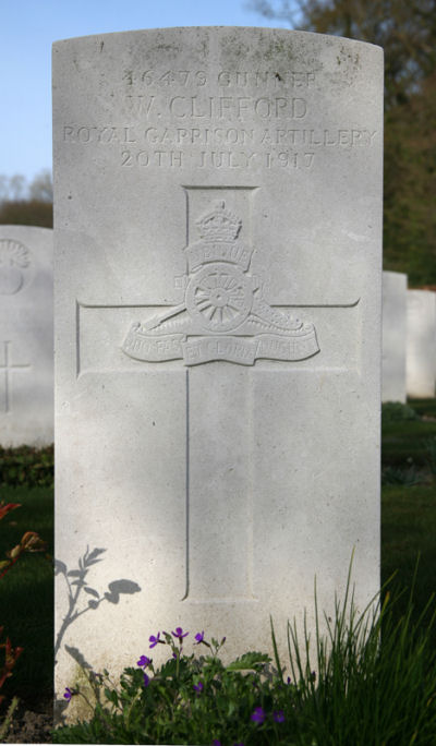 Williams headstone in Dozinghem Military Cemetery, Belgium.