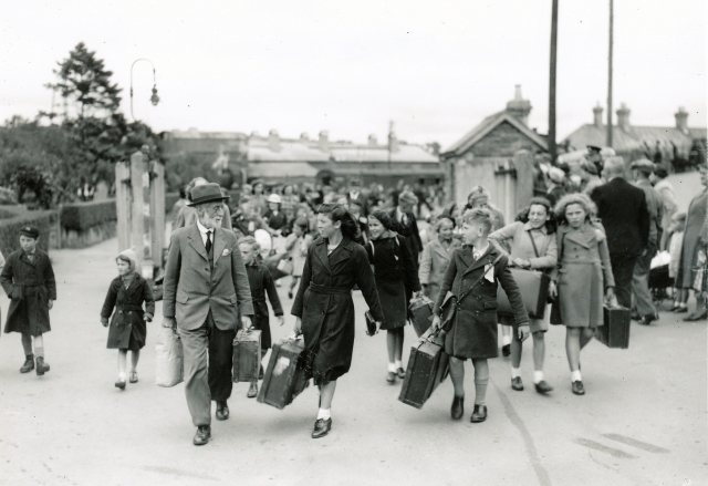 Ewell evacuees arriving at Wadebridge, Cornwall Ewell evacuees arriving at Wadebridge, Cornwall