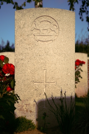Humphrey Grundtvig's headstone in the Grevillers British Cemetery