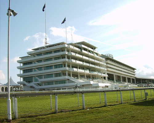 This photograph was taken in 2006 and shows from Left to Right: The Queens Stand built in 1995 which replaced the Club wing of the 1927 three section Grandstand, The 1927 Central section with its with 200+ private boxes and the 1959 Rosebery Stand. Grandstand complex is built on the site of the original 1829 grandstand.