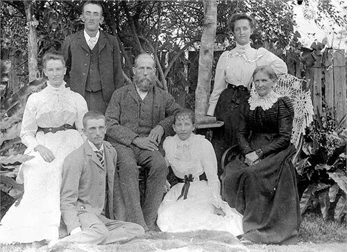Amy (left) with her parents and siblings, 1905. Amy (left) with her parents and siblings, 1905.