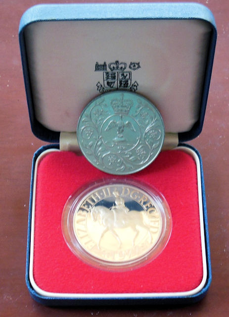 Silver Jubilee Crown(s)* in original commemorative box, February 1977. Silver Jubilee Crown(s)* in original commemorative box, February 1977.