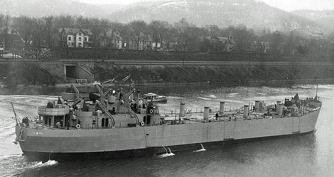 USS LST-1 (with which HMLST-422 was identical) soon after completion near Pittsburgh, USA USS LST-1 (with which HMLST-422 was identical) soon after completion near Pittsburgh, USA