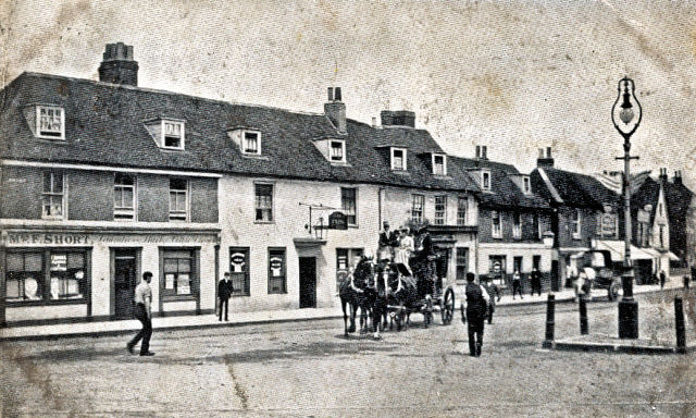 This row of houses was built before 1704. The One Tun, so called from 1807 onwards, was run by Pagden's Brewery.