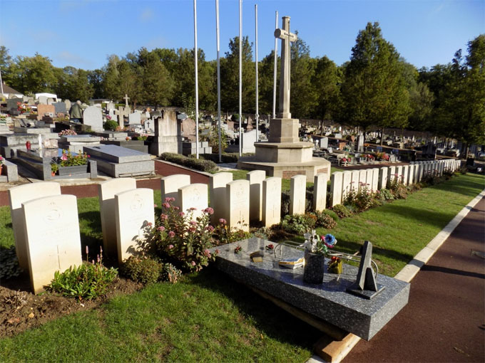 WW2 headstones in the Viroflay New Communal Cemetery WW2 headstones in the Viroflay New Communal Cemetery