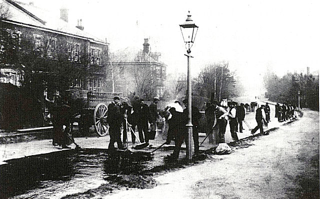 Tarring the road c.1907