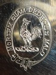 The Shum family crest: the motto means 'I prefer death to dishonour'. The Shum family crest: the motto means 'I prefer death to dishonour'.
