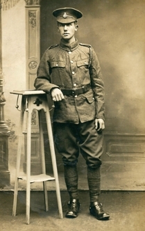 Photo of Gordon taken at R. Guilleminot studio, Paris.