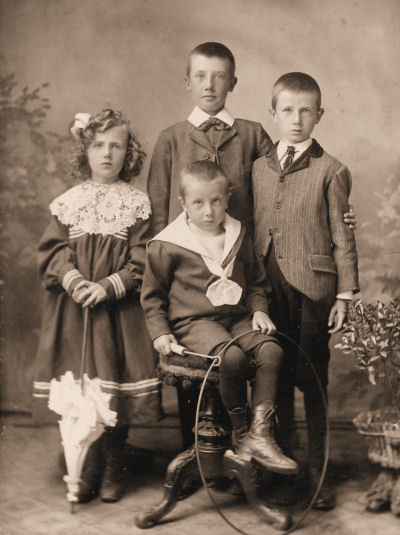 Gordon and his siblings