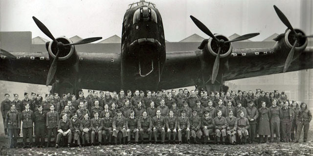 Aircrew of 15 Squadron in front of a Short Stirling Mk.I, December 1941. Aircrew of 15 Squadron in front of a Short Stirling Mk.I, December 1941.