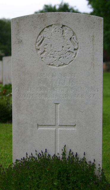 Lieutenant Raymond Willis's headstone in the Carnoy Military cemetery