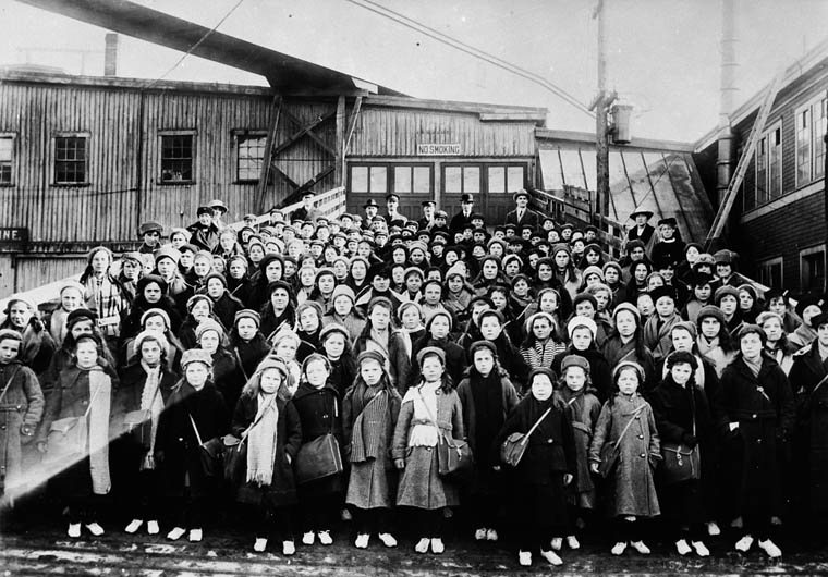 Barnardo children disembarking at New Brunswick. Barnardo children disembarking at New Brunswick.